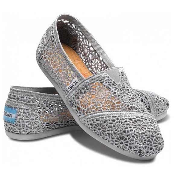 crochet toms